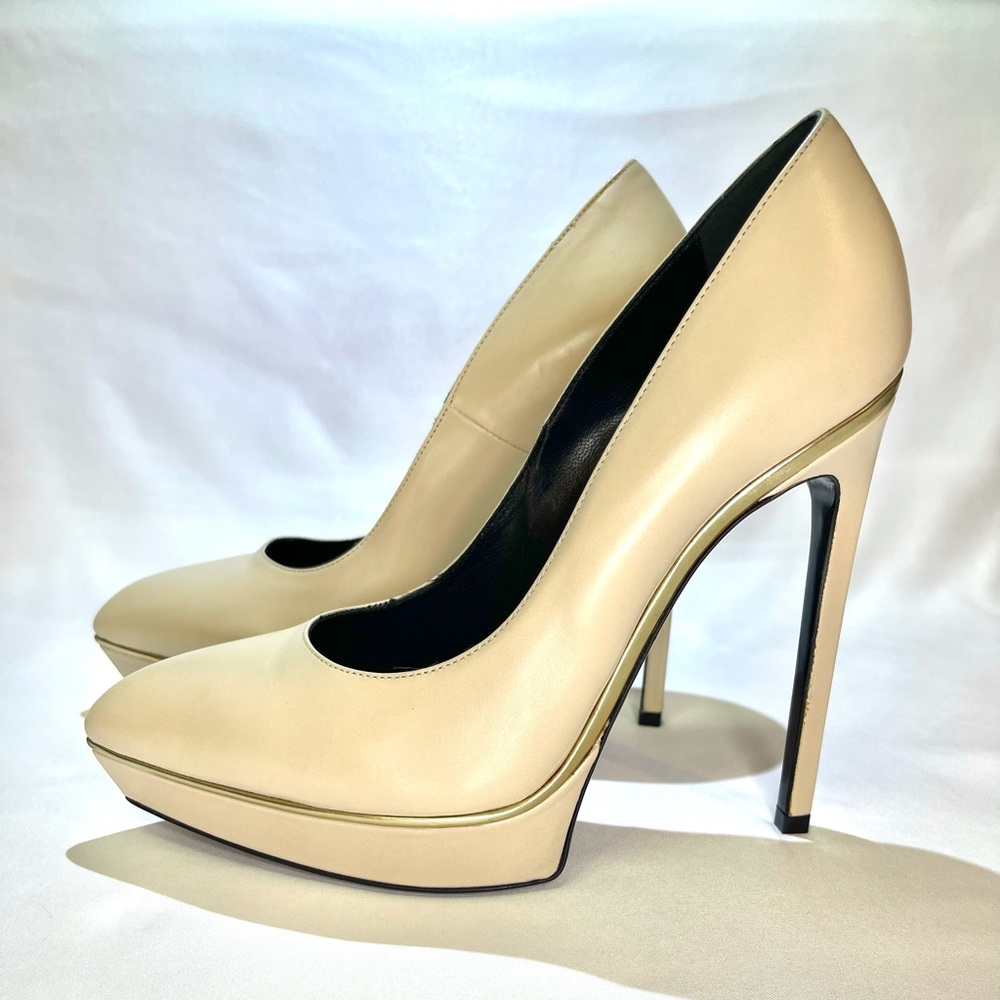 Saint Laurent “Janis” nude leather pumps.